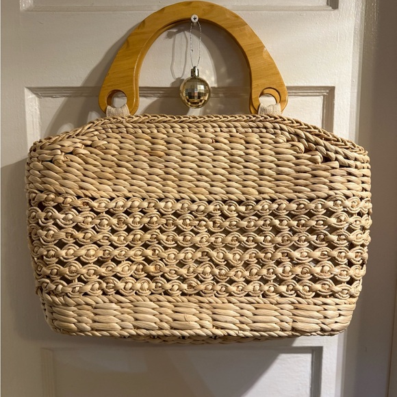 Elegant Tan Woven Handbag with Wooden Handles - Picture 4 of 5